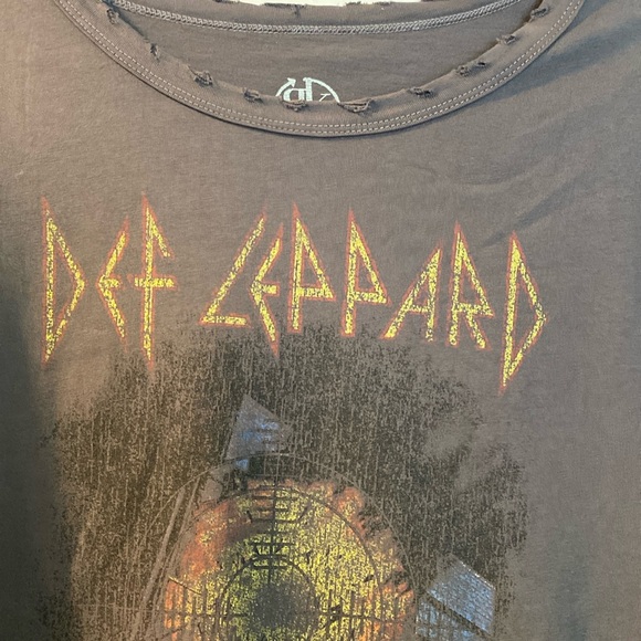 Recycled Karma 💯 Cotton Distressed Longer Sleeves Look Def Leppard Logo Tee New - Picture 2 of 16
